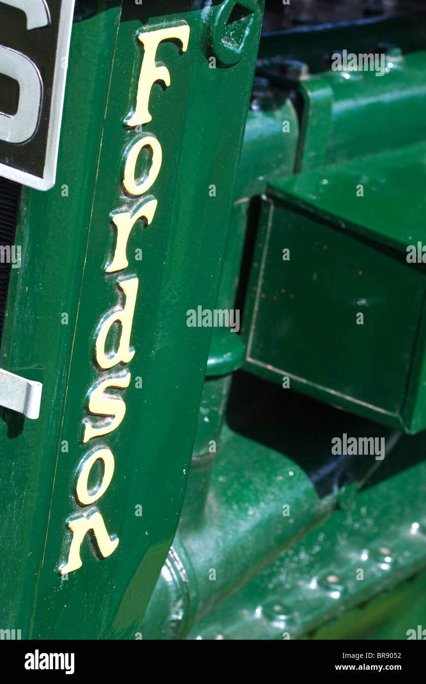 Logo auf Oldtimer-Traktor Fordson Stockfoto