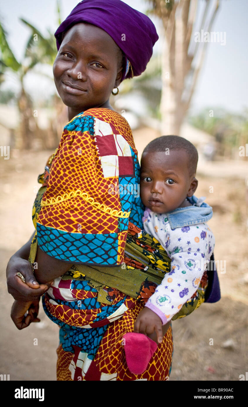 Junge liberianischen Mutter mit ihrem Sohn Stockfoto