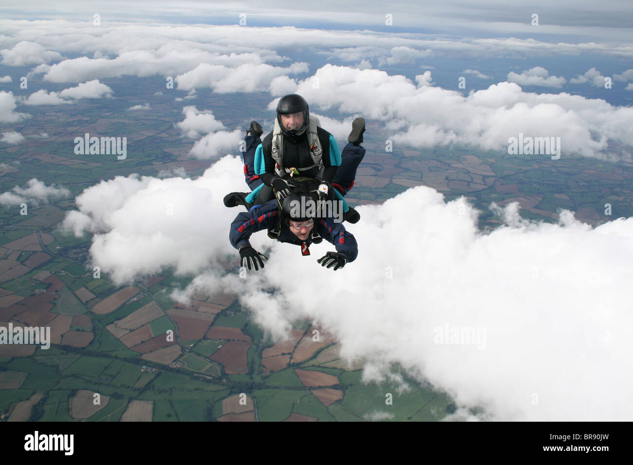 Zwei Fallschirmspringer im freien Fall Spaß Stockfoto