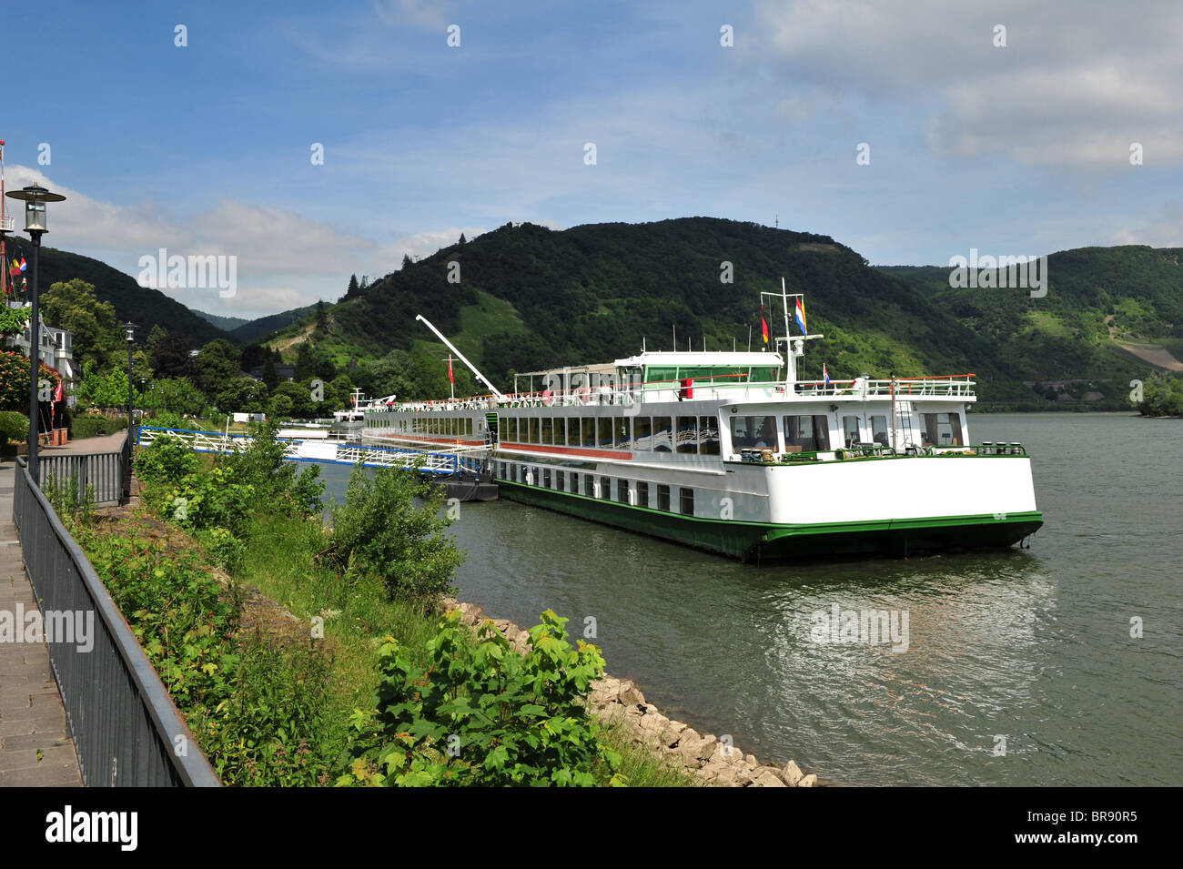 Fluss-Kreuzfahrtschiff vor Anker am Rhein Rhein bei Boppard im Rheintal in Deutschland Stockfoto