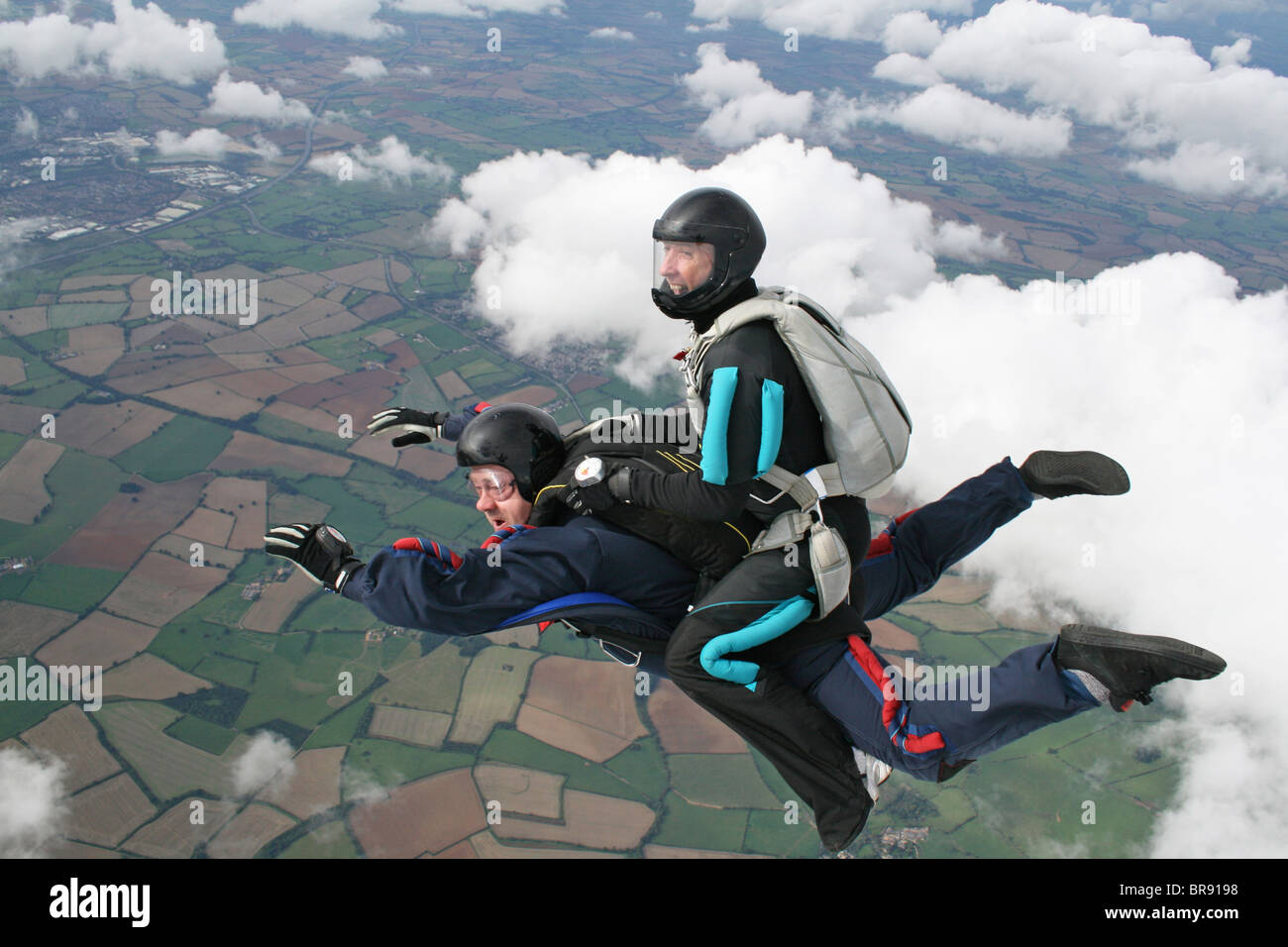 Zwei Fallschirmspringer im freien Fall einen Rodeo zu tun Stockfoto