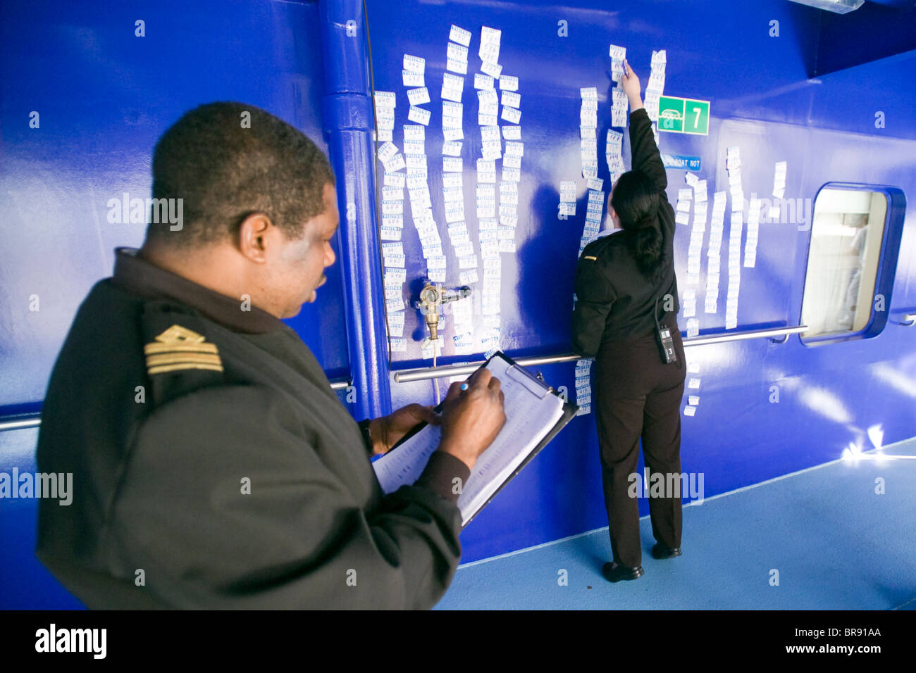Besatzung des MV Explorer Auszählung namens-Tags vor dem Schiff fallen Anker im kanadischen Vancouver. Stockfoto