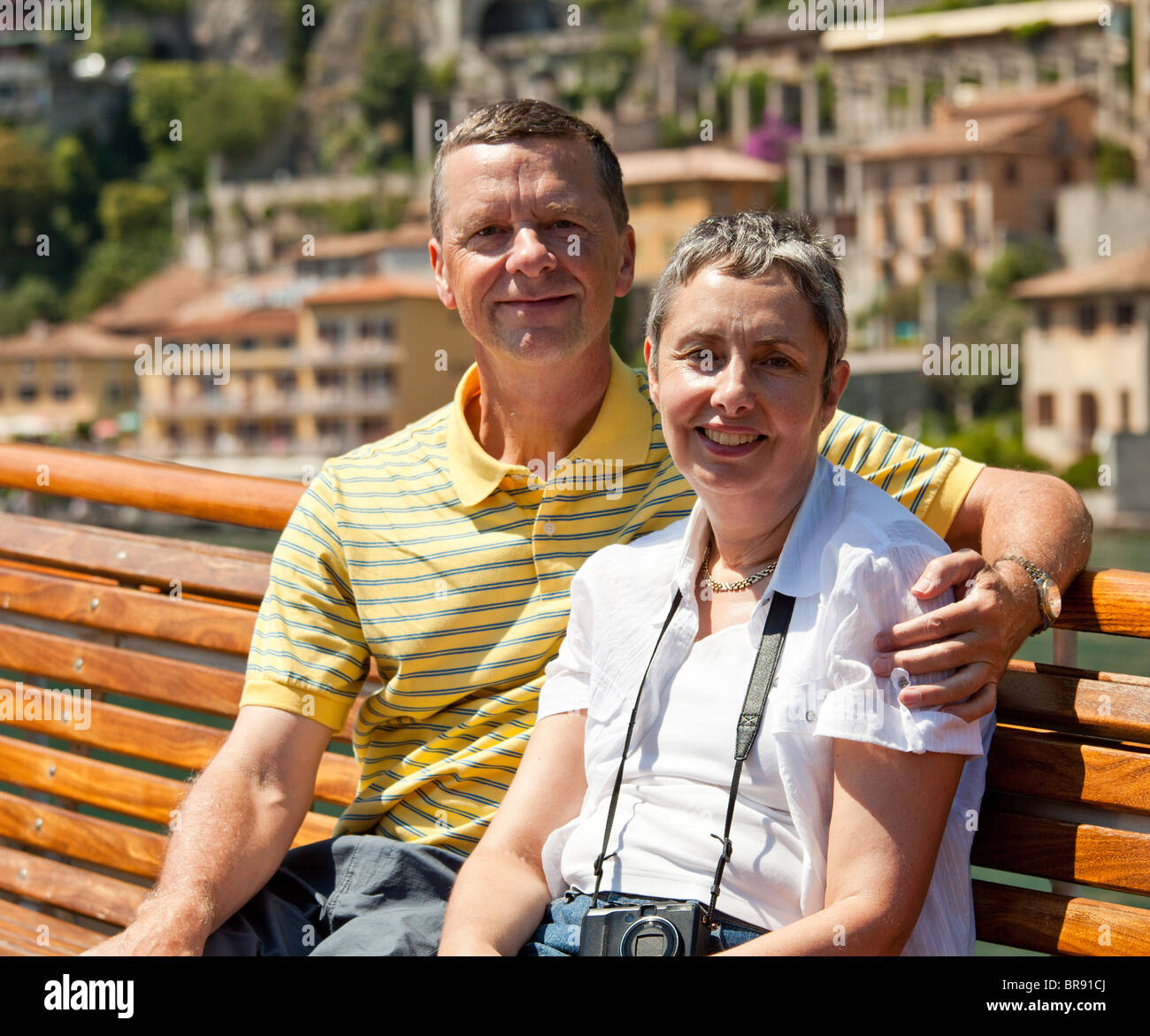 Paar mittleren Alters Portrait auf Urlaub und mit Blick auf die Kamera lächelnd Stockfoto
