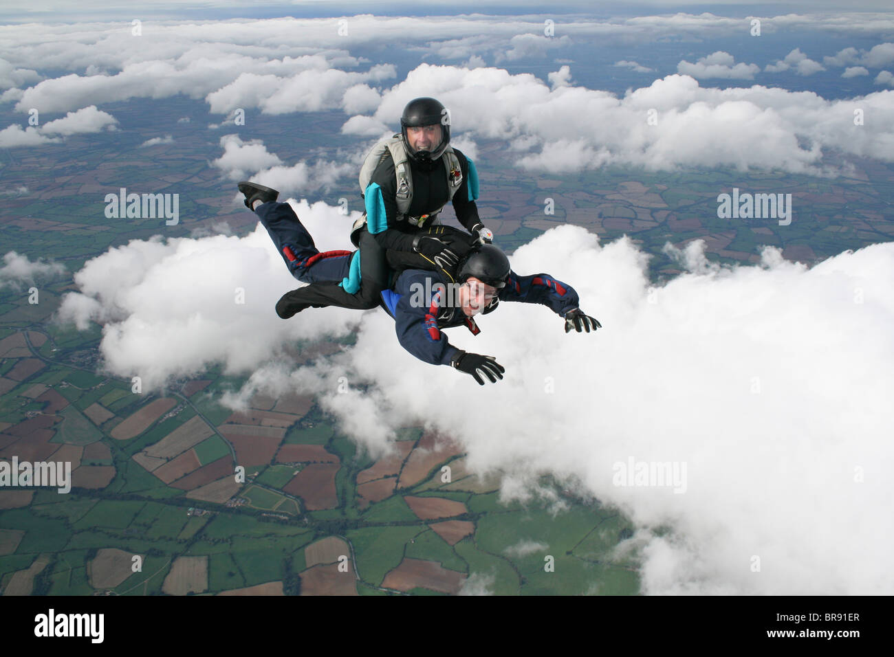 Zwei Fallschirmspringer im freien Fall Stockfoto