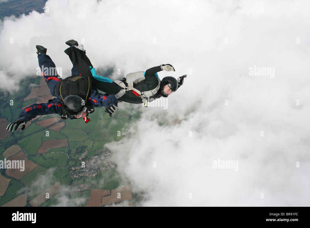Zwei Fallschirmspringer im freien Fall Stockfoto