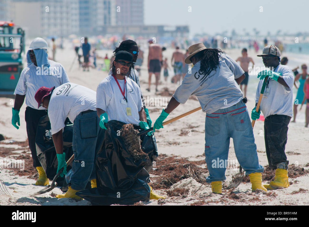 BP Besatzungen sauberes Öl vom Strand, Gulf Shores, Alabama. Stockfoto
