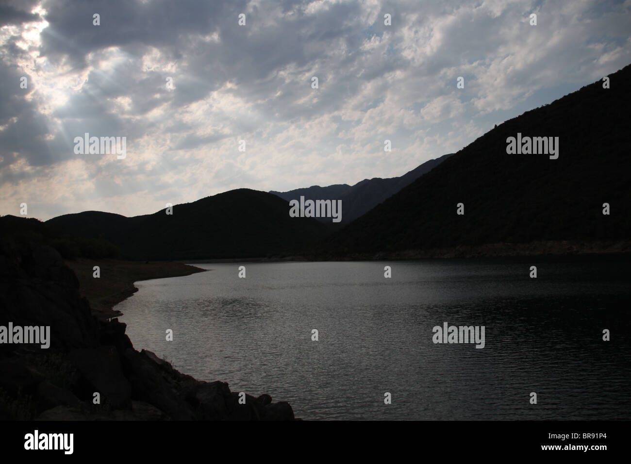 Sonne durch Wolken am See in der Karoo Stockfoto