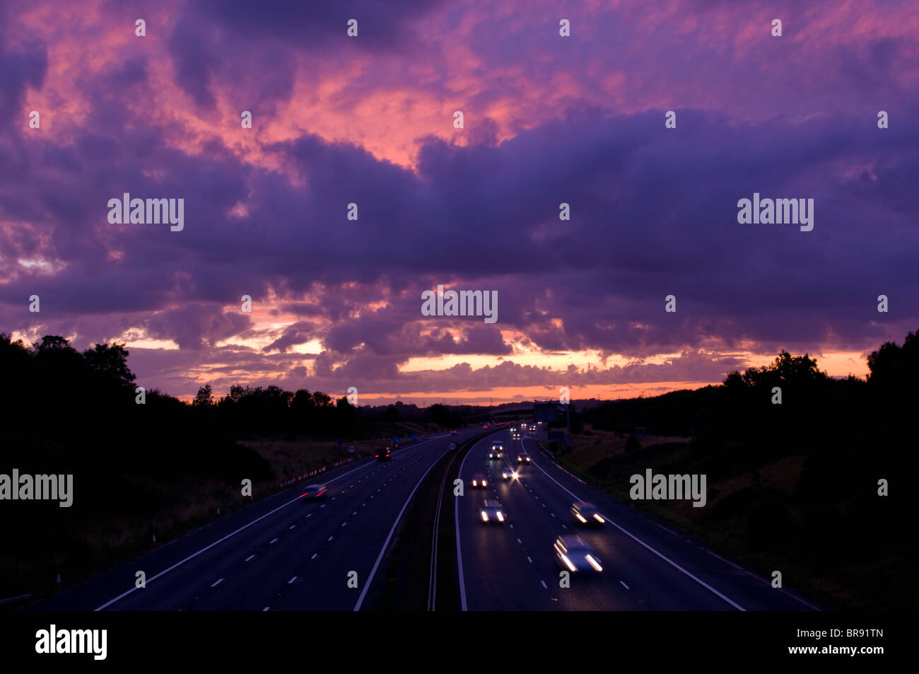 Autobahn M4 in der Abenddämmerung Stockfoto