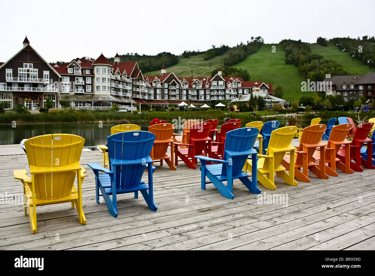 bunte bunte Muskoka Stuhl Stühle Hütte Stockfoto