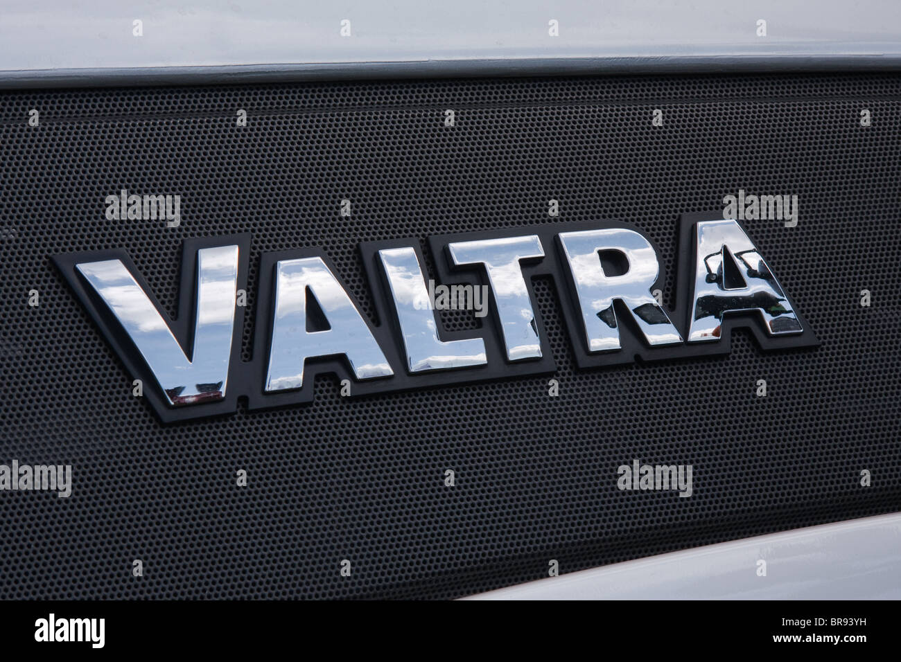Logo am Grill von Valtra-Traktor Stockfoto