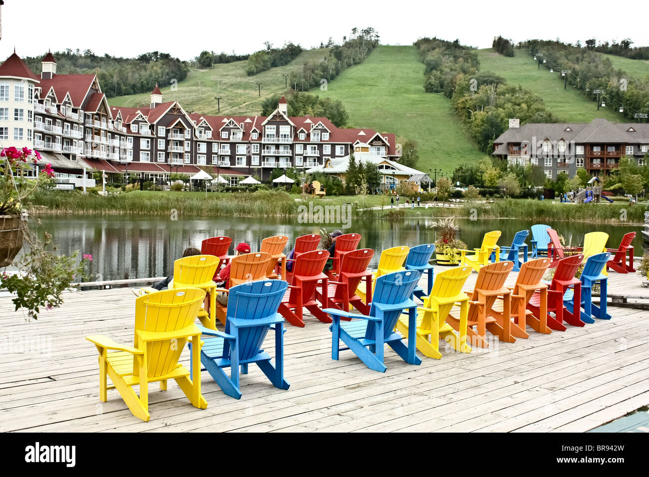 bunte bunte Muskoka Stuhl Stühle Hütte Stockfoto