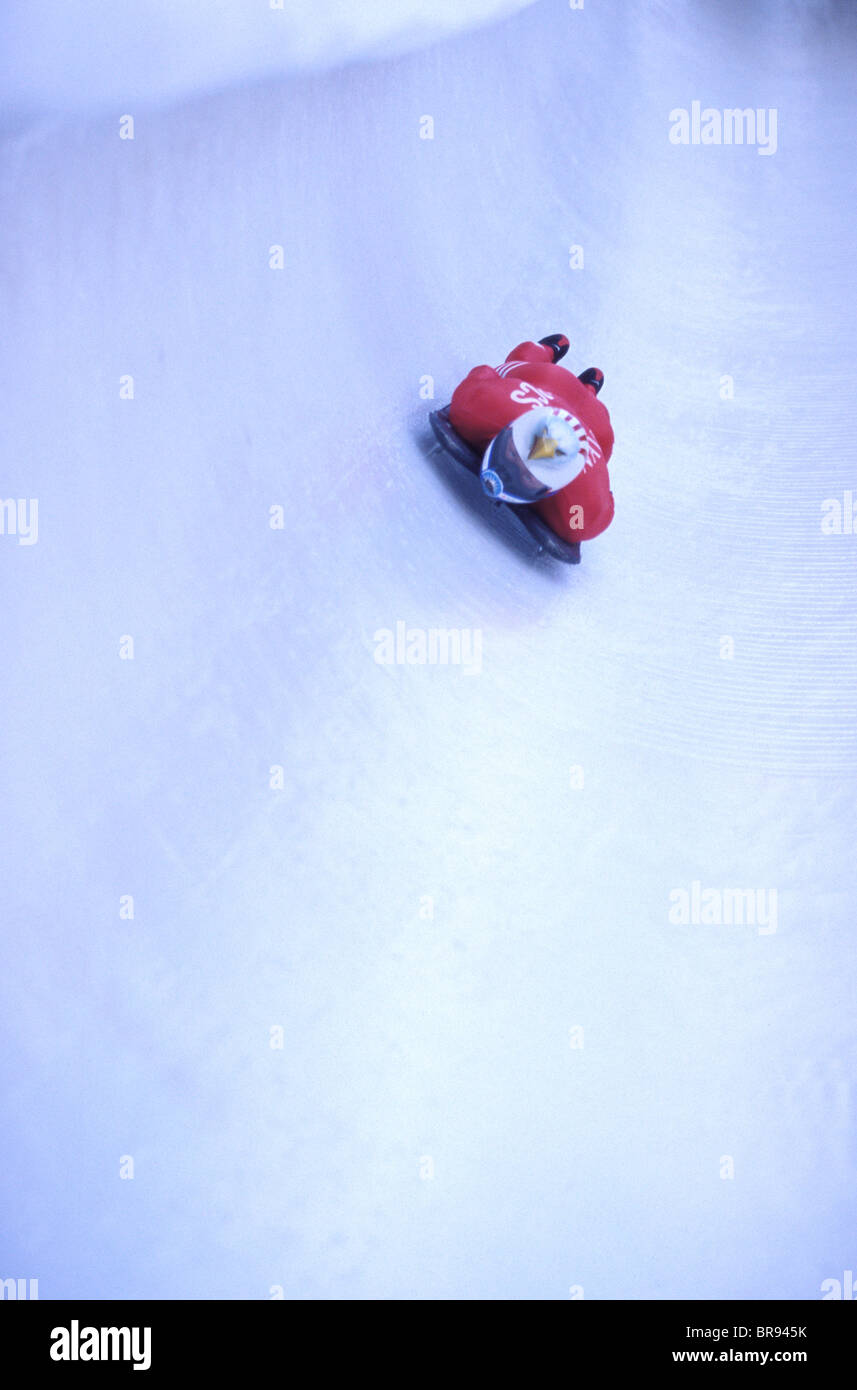 Skelett-Racer unten ein Eiskanal fliegen. Stockfoto