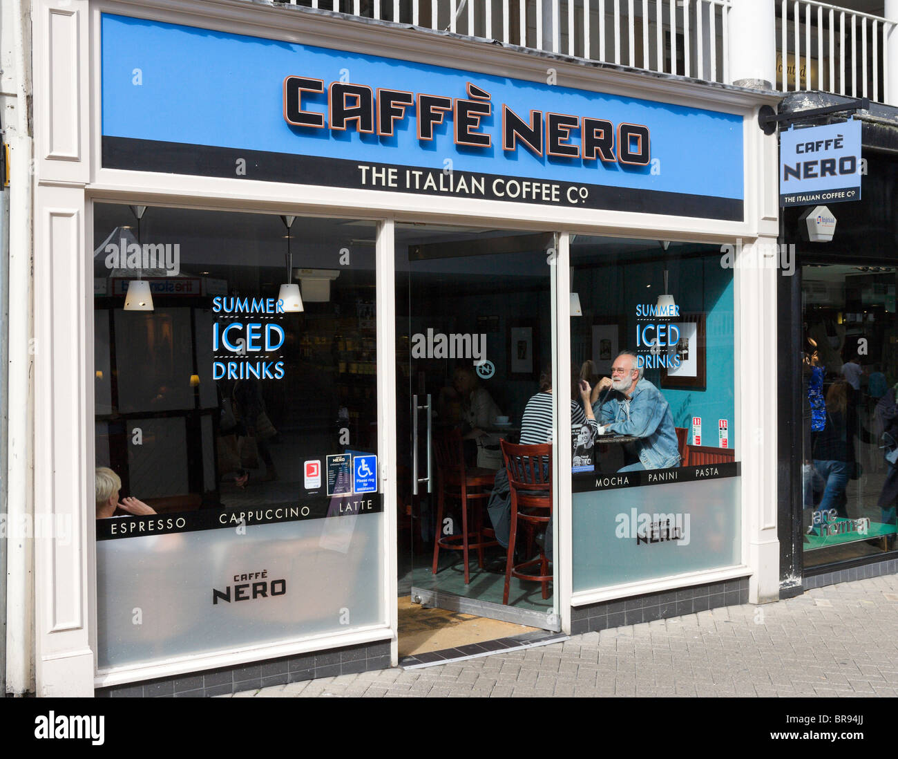 Caffe Nero-Coffee-Shop in Chester Stadtzentrum, Cheshire, England, UK Stockfoto