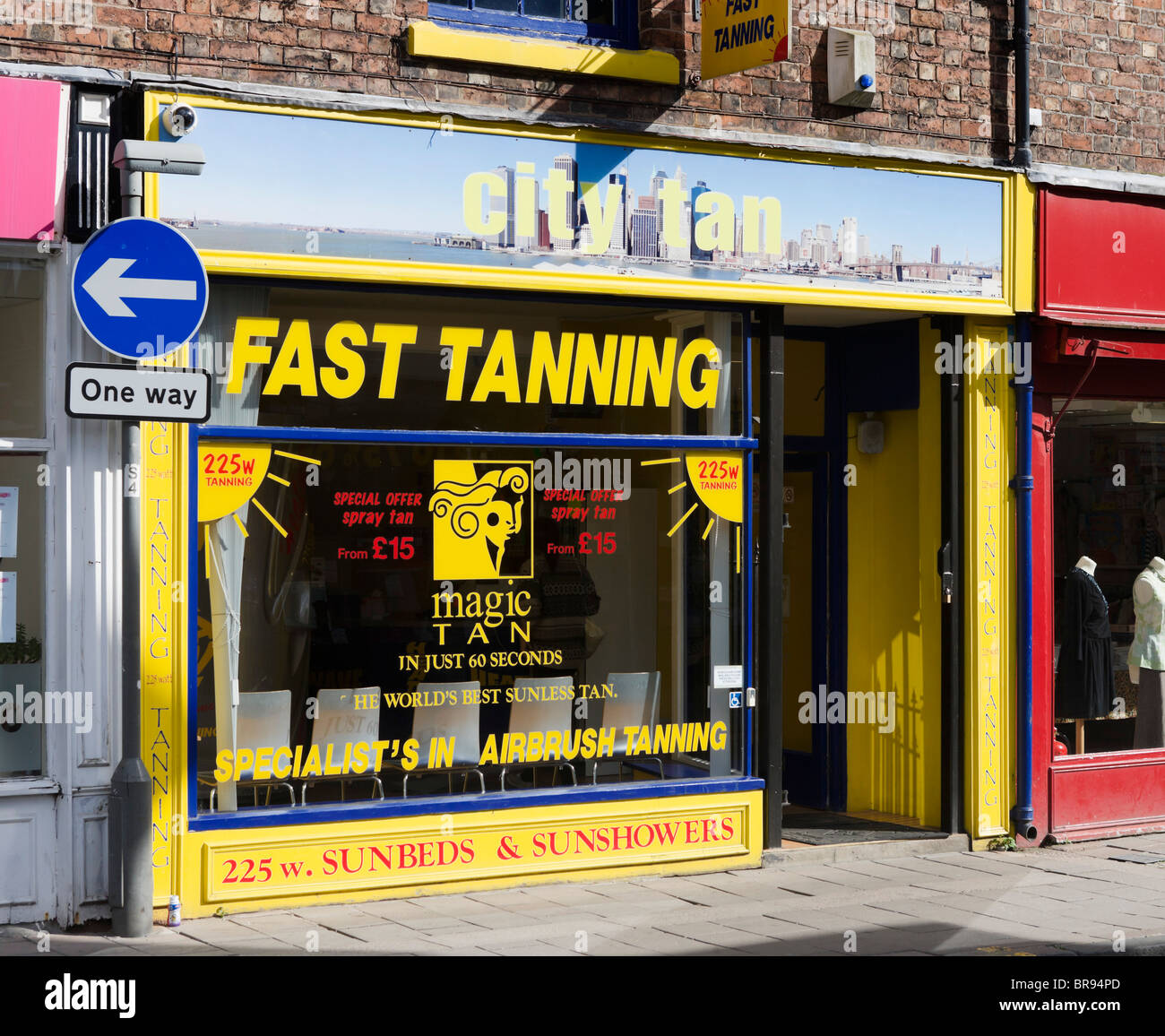 High Street tanning Salon, Chester, Cheshire, England, UK Stockfoto