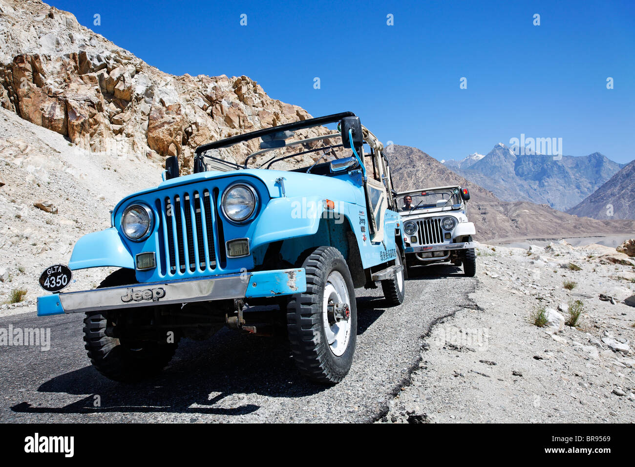 Jeeps auf dem Karakorum Highway, Gilgit-Baltistan, Pakistan Stockfoto