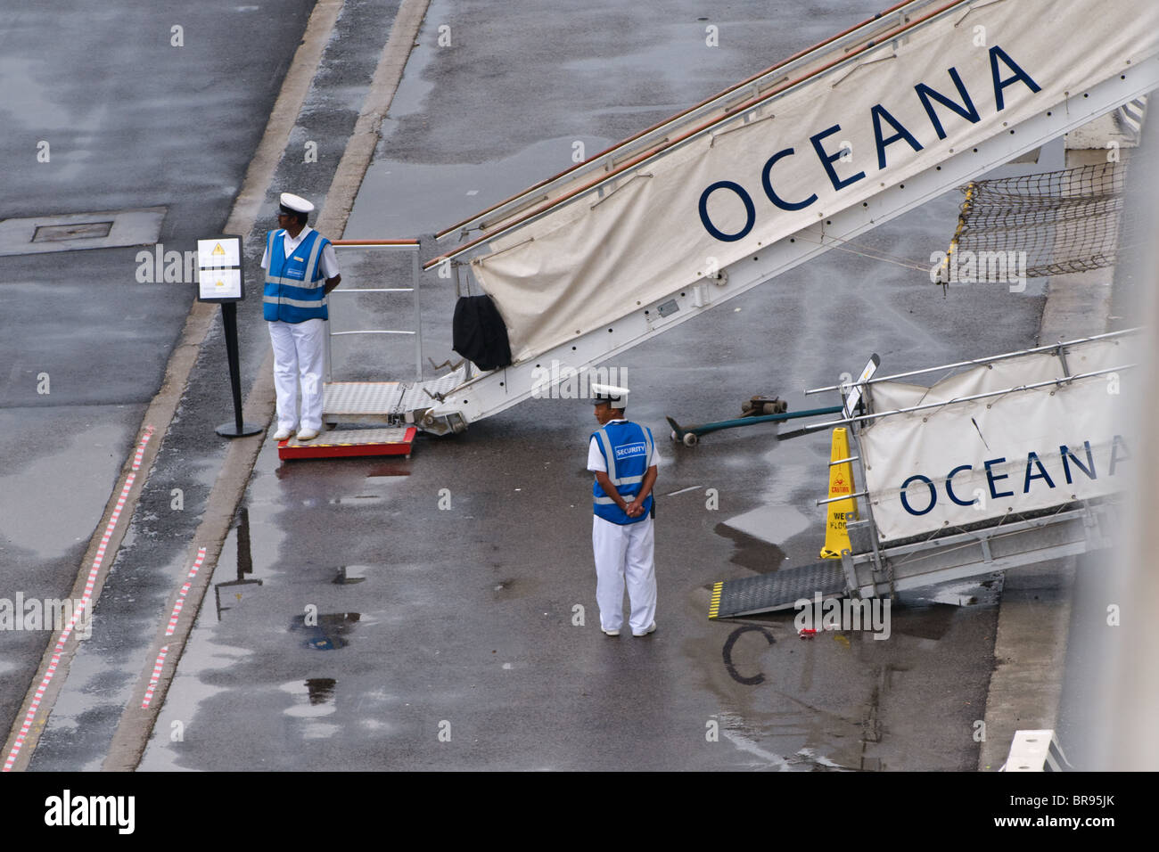 Die Gangplank abgesetzt durch Kreuzfahrtschiff Oceana (P & O) im Hafen von Livorno Italien P & O Cruises logo Stockfoto