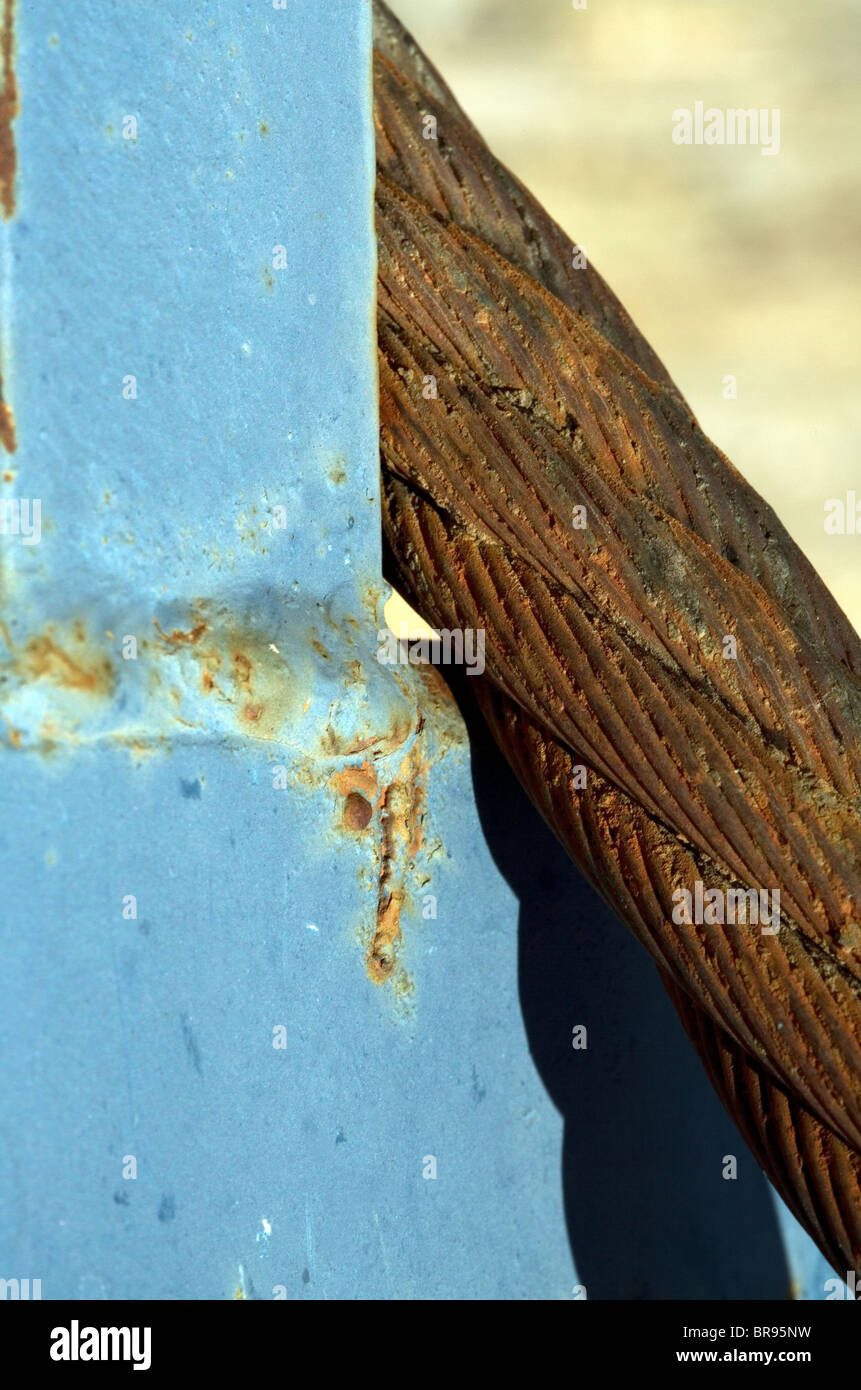 verrostete Stahlseil gegen einen metallischen blauen Rahmen Stockfoto