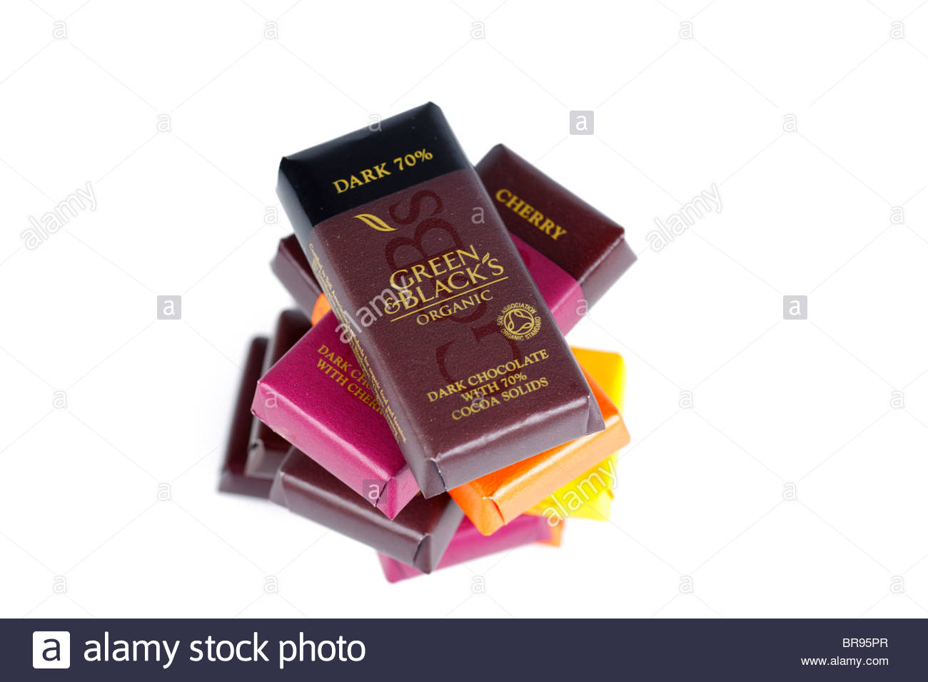 Auswahl von einzeln verpackte Pralinen mit dunkler Schokolade obendrauf Stockfoto