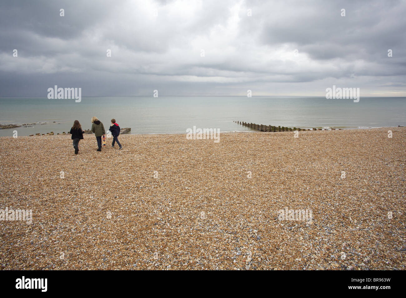 kleine Kinder spielen am Strand, Bexhill-on-Sea, East Sussex. Stockfoto