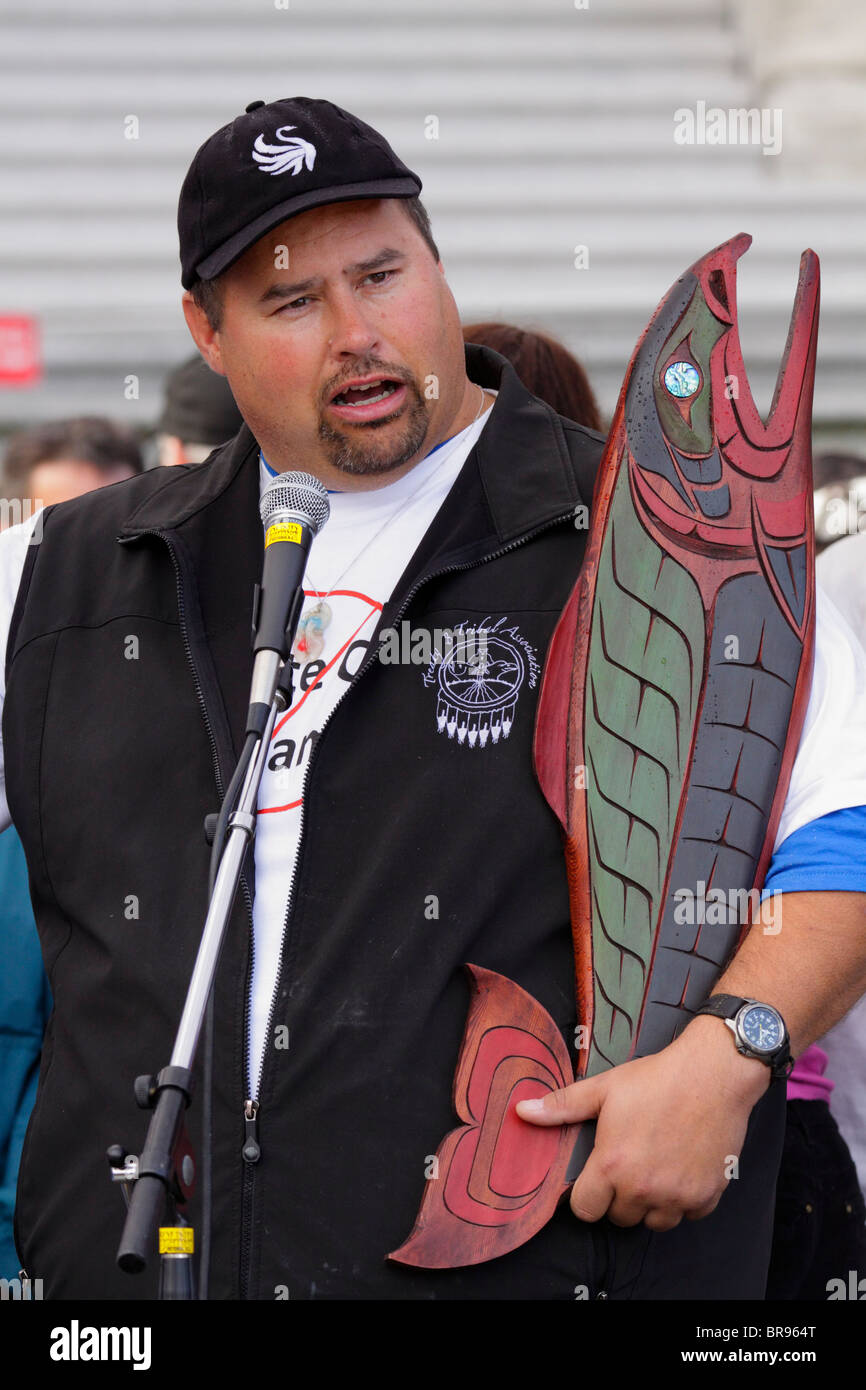 Aborigines Ureinwohner Chef spricht auf anti-Site C Peace River Dam Rallye-Victoria, British Columbia, Kanada. Stockfoto