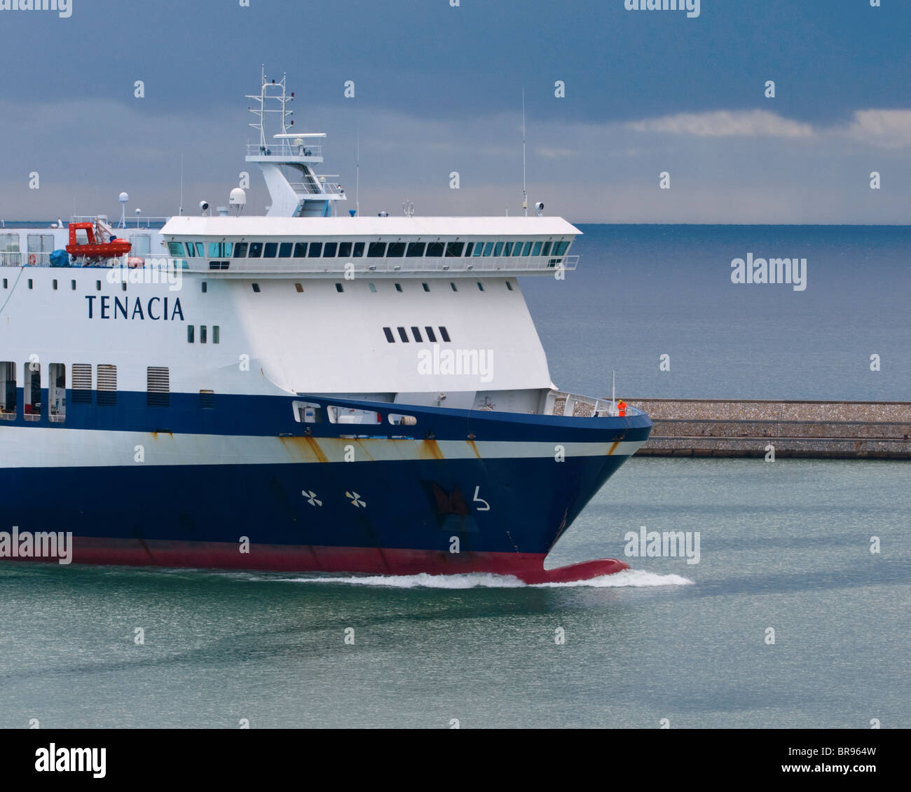 Die Fähre Schiff Tenacia (Grandi Navi Veloci) von Palermo, die in den Hafen von Livorno-Italien Stockfoto