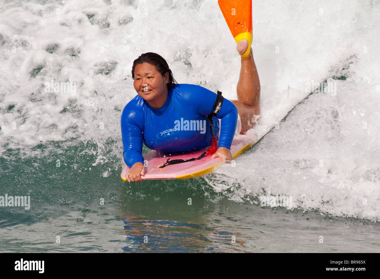 Weibliche Boogie Boarder auf einer Welle aus Kapahulu Leiste-Waikiki, Oahu, USA. Stockfoto