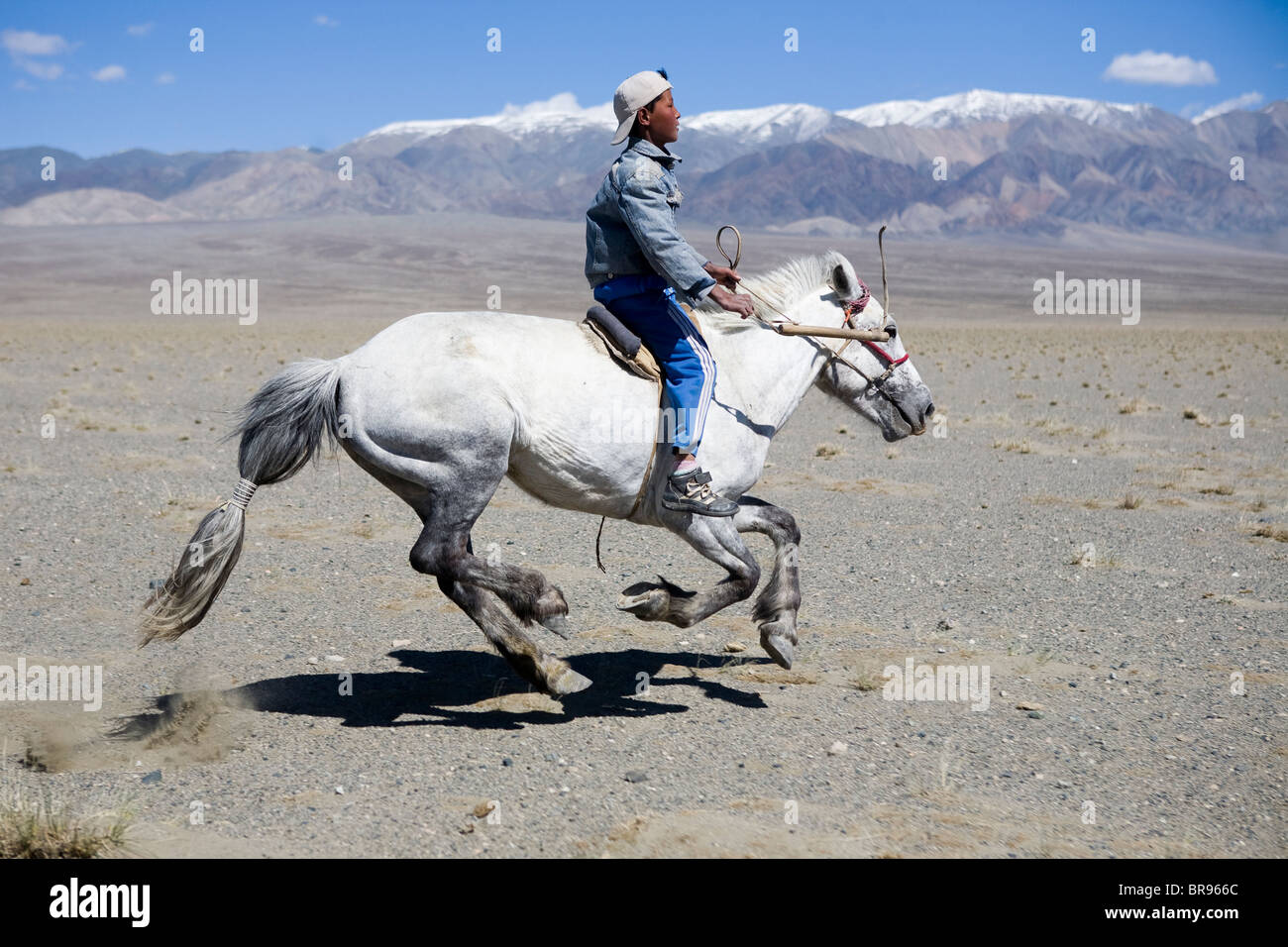 Mongolische junge Reiten Reiten in den Ausläufern des Altai-Gebirges remote Stockfoto