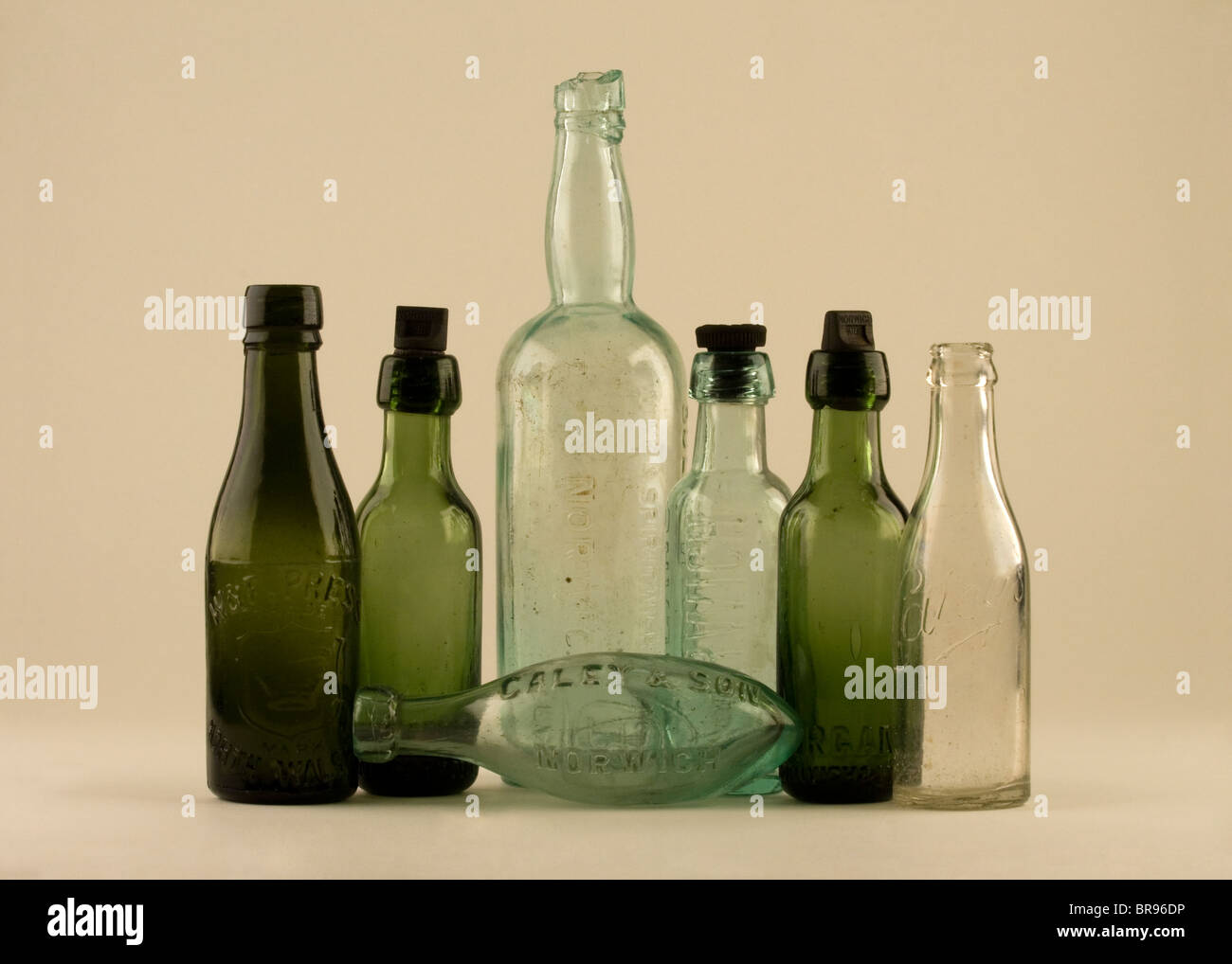 Sieben antiken farbigen Glasflaschen Stockfoto