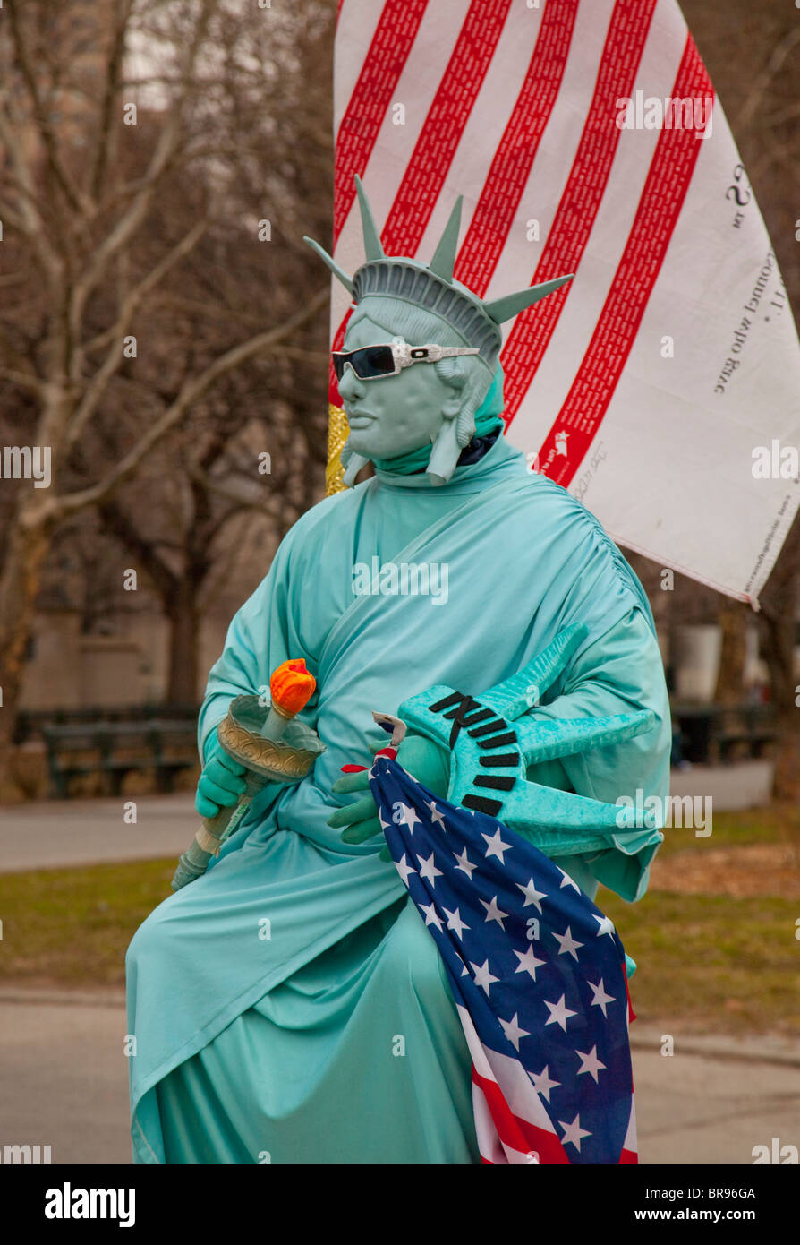 Mann in der New Yorker Freiheitsstatue Kostüm Stockfotografie - Alamy