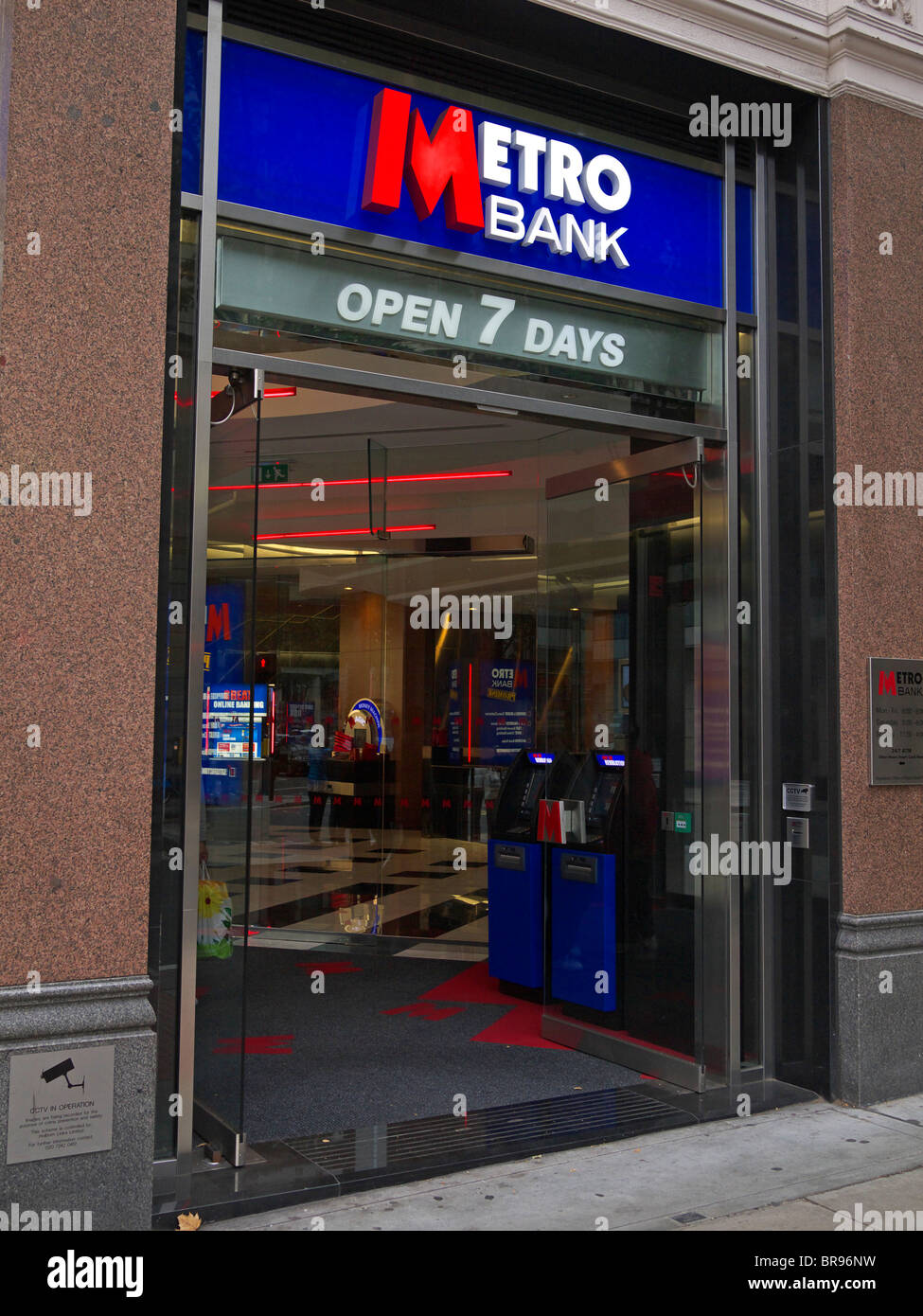 Außenseite der Metro Bank, der eine neue und einzigartige moderne High Holborn London UK Stockfoto