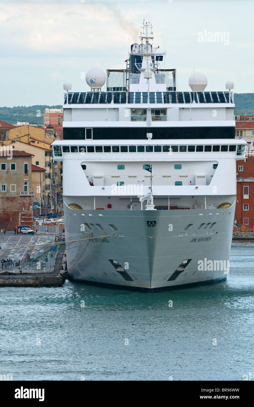 MSC Sinfonia Kreuzfahrtschiff im Hafen von Livorno Italien geboren Stockfoto