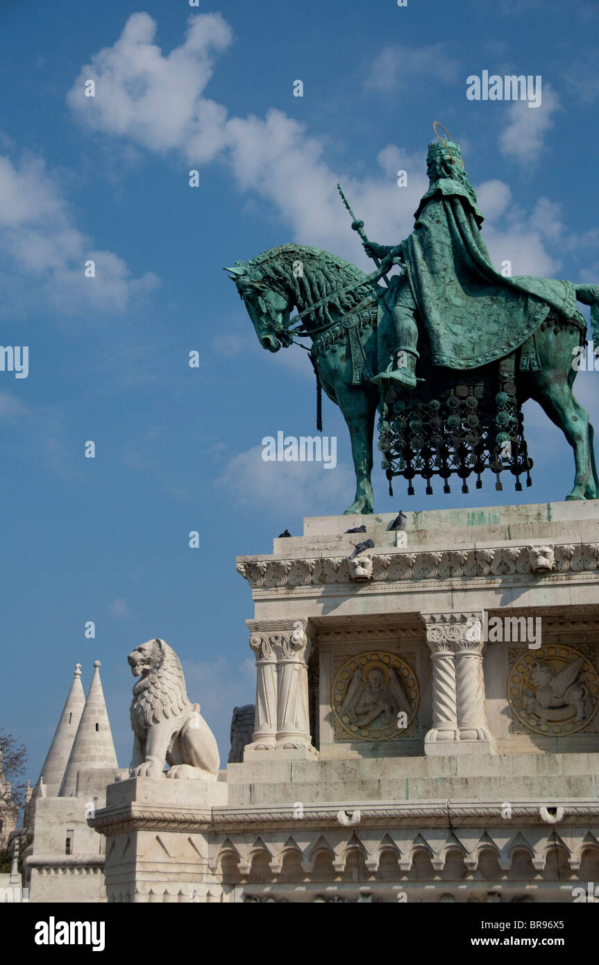 Ungarn, Budapest. Buda Castle Hill, Statue von König Stephen, der erste König von Ungarn vor der Fischerbastei. Stockfoto