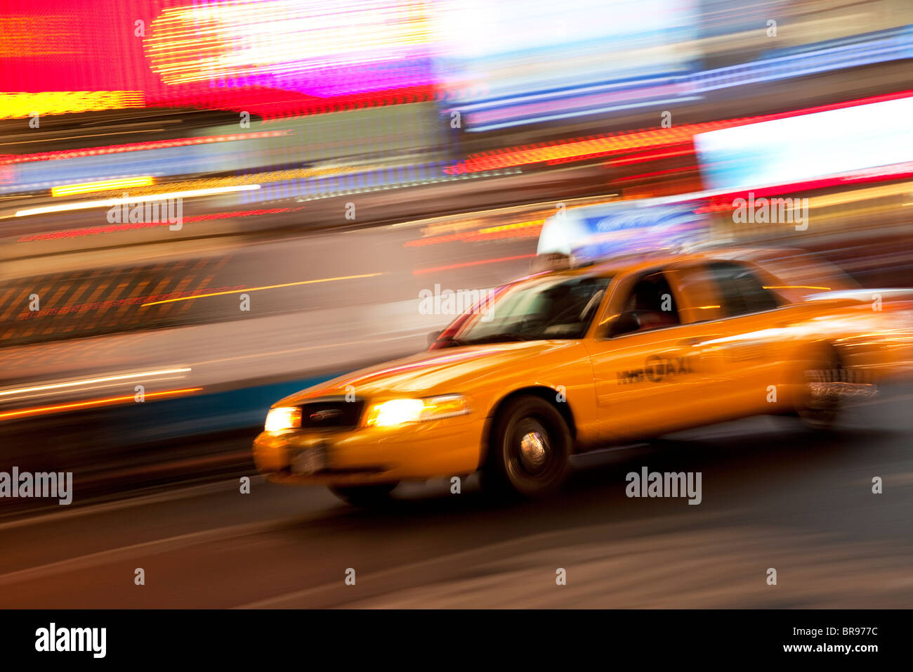 Taxi Taxi in der Nacht auf dem Times Square in Manhattan, New York City, USA Stockfoto