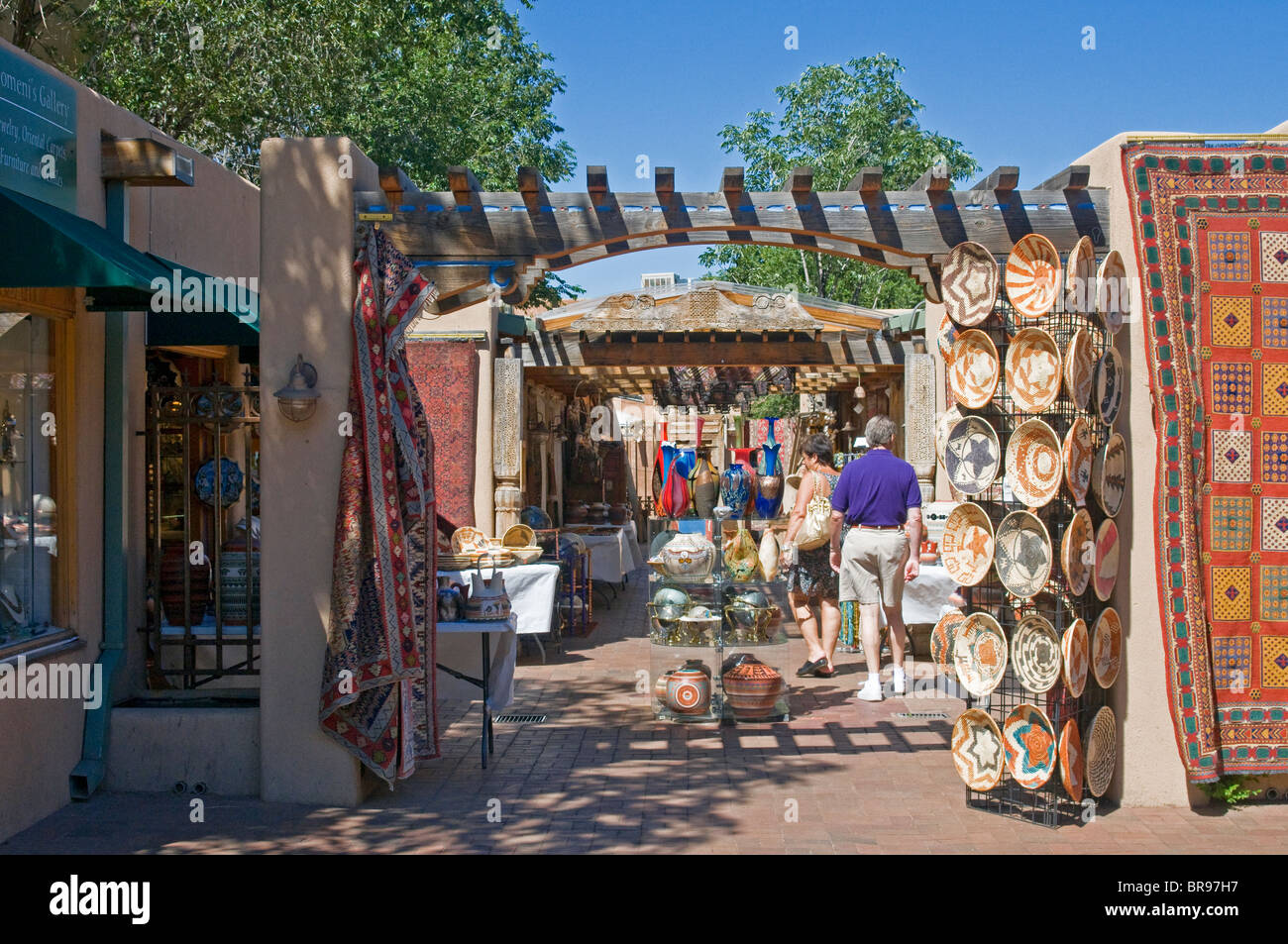 Shopping für Südwesten Kunst Santa Fe New Mexico Stockfoto