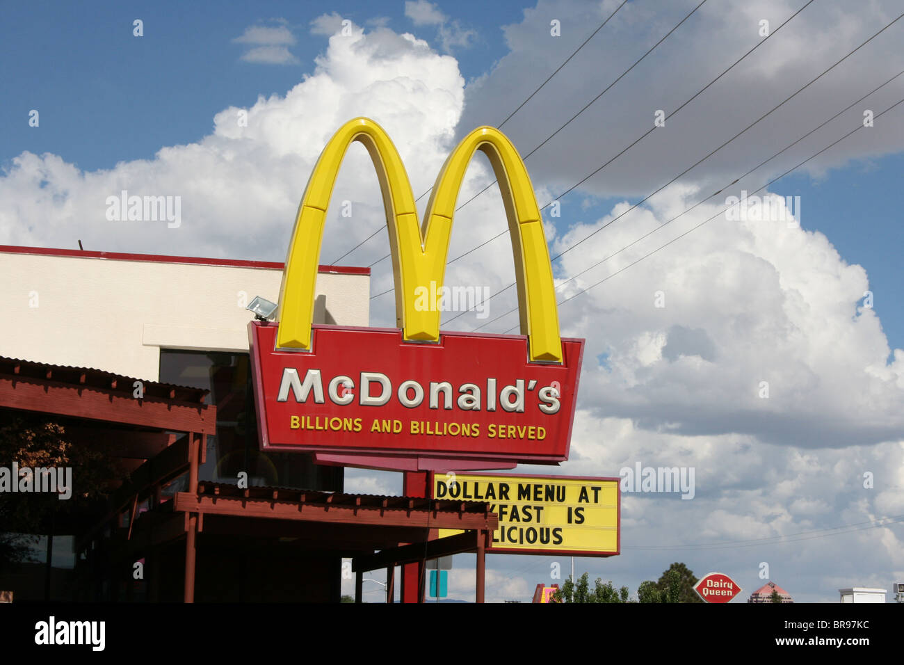 McDonald's-Restaurant-Zeichen in den USA Milliarden und Abermilliarden serviert goldene Bögen Stockfoto