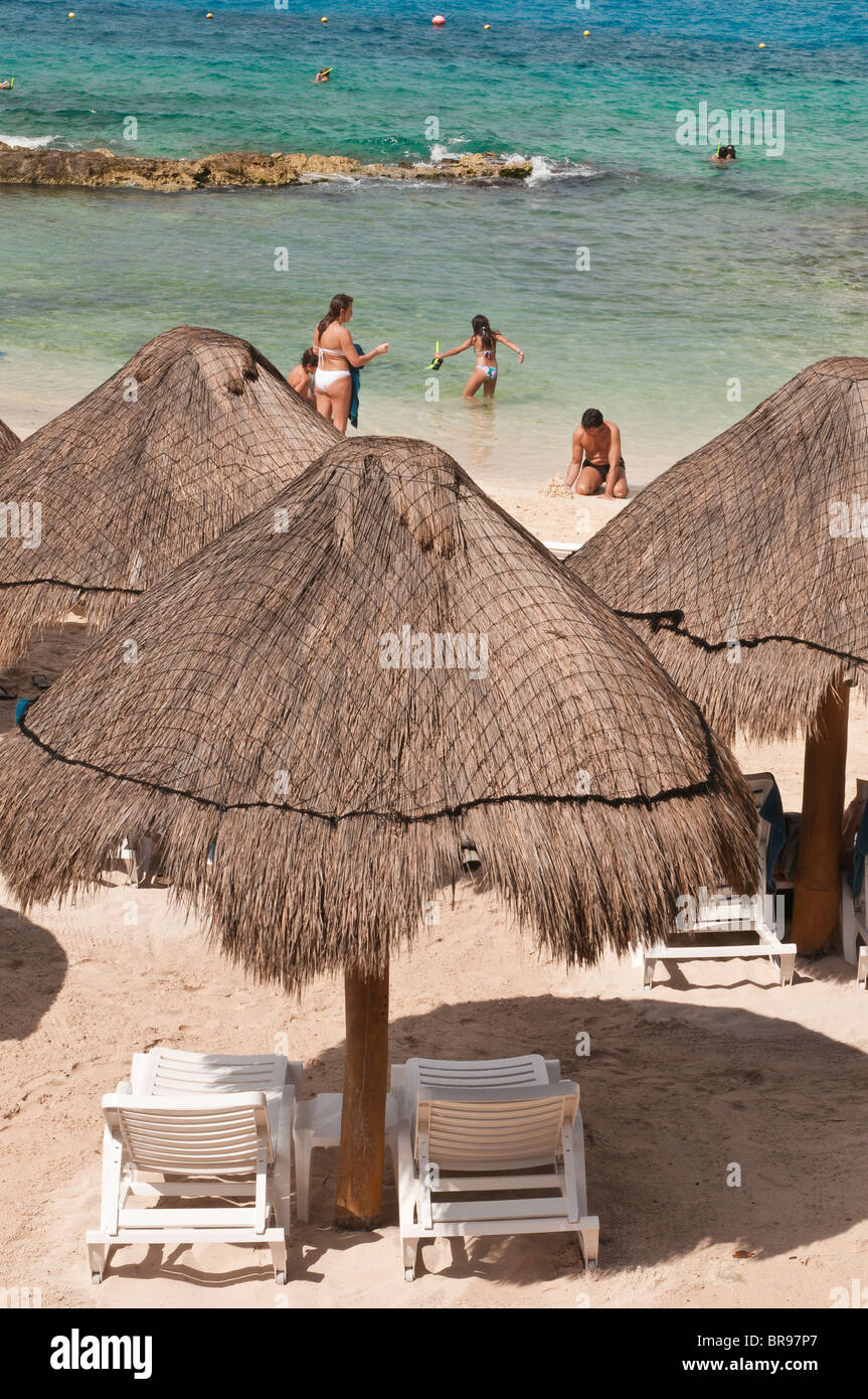 Mexiko, Cozumel. Sonnenschirme am Strand Park Royal Hotel, Isla de Cozumel (Insel Cozumel). Stockfoto