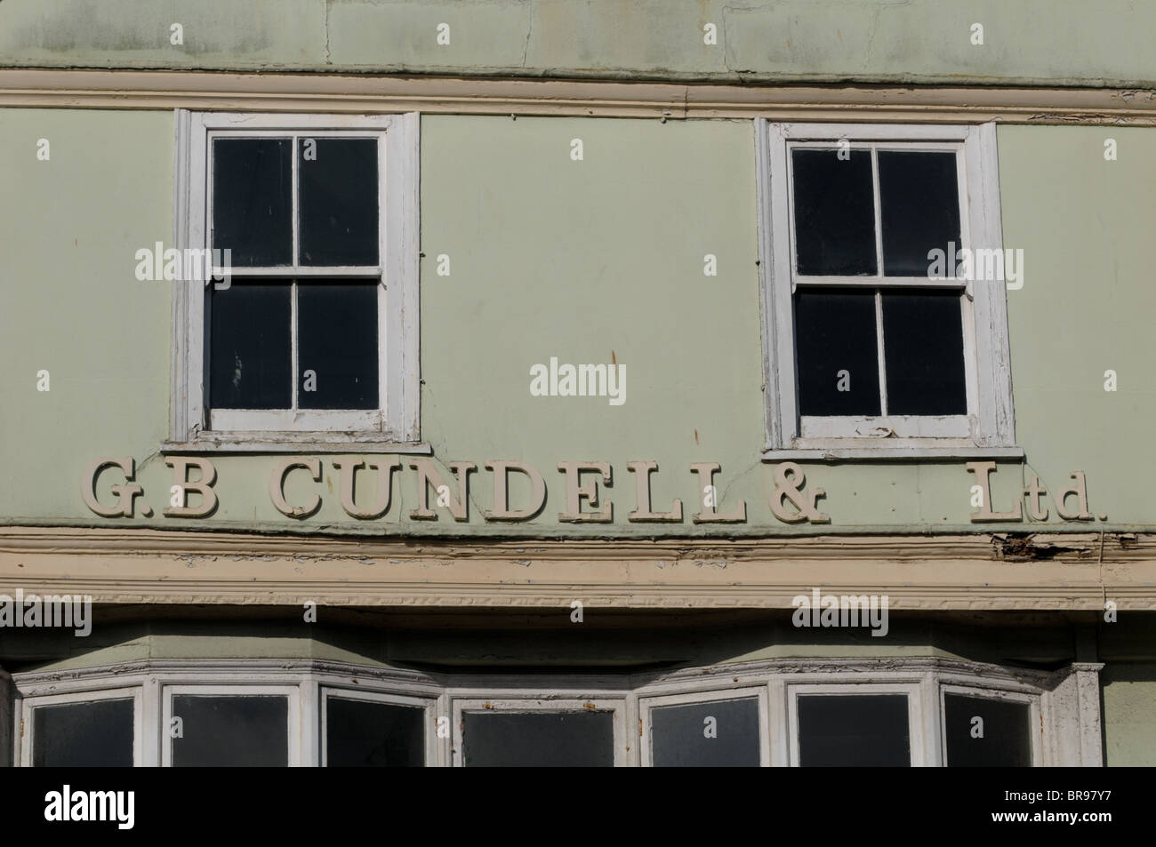 Ungepflegten alten Ladenschild für Bäcker Cundells in Dartmouth auf dem Kai nach der Shop geschlossen Stockfoto