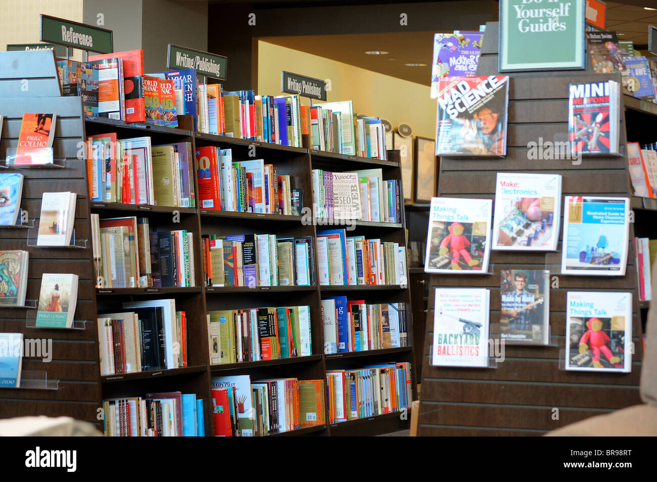 Buch Shop Interieur Regale Voller Bucher Zum Verkauf An Grenzen Buchspeicher Stockfotografie Alamy