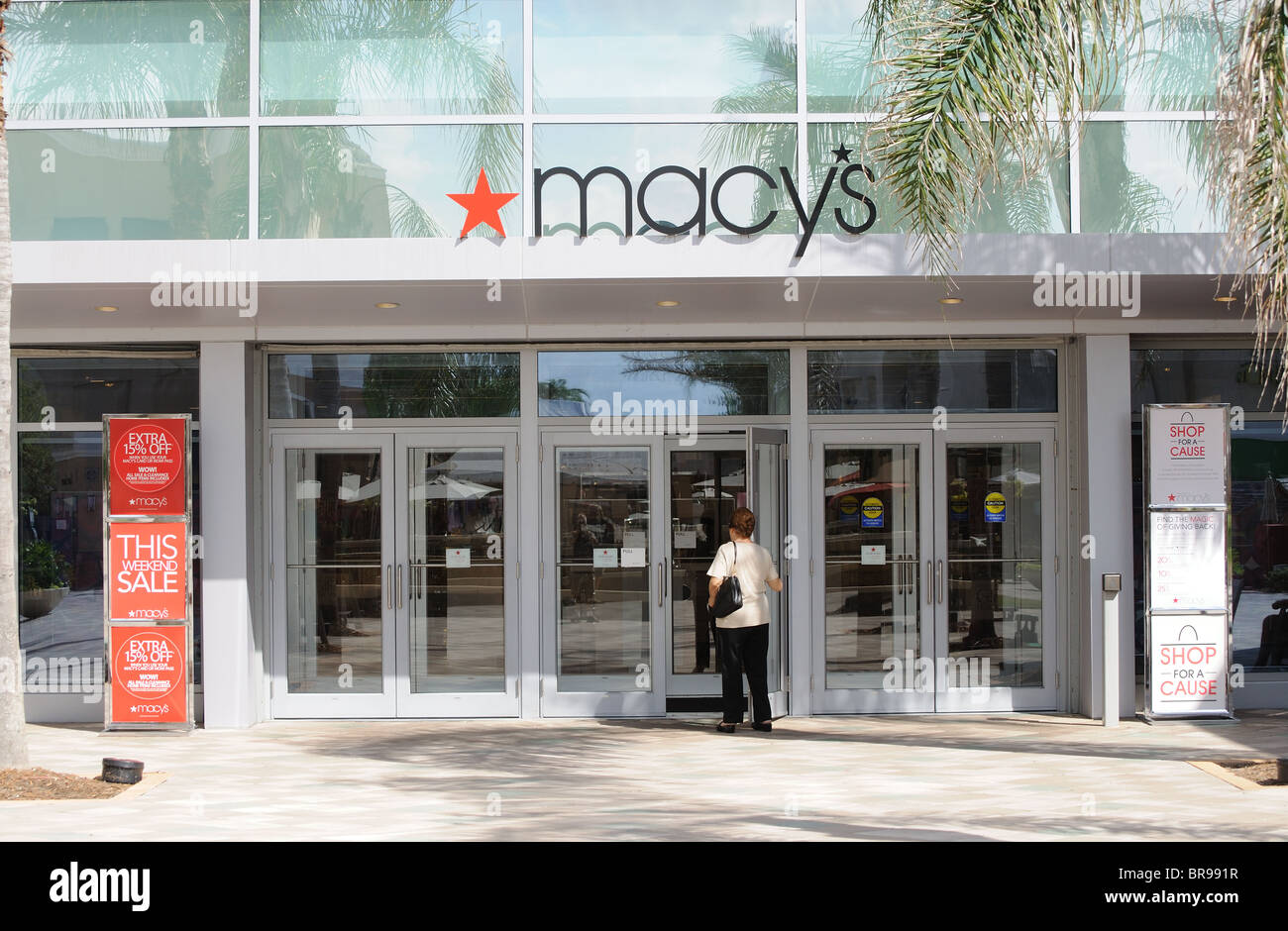 Macys Speicher außen mit Kunden eingeben Stockfoto