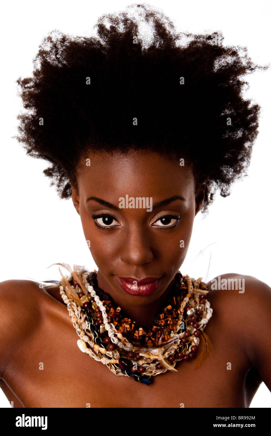 Gesicht des Stammes Afrikanerin mit Afro lockiges Haar, nackten Schultern und glatte braune Haut Erdton Shell Halskette tragen. Stockfoto