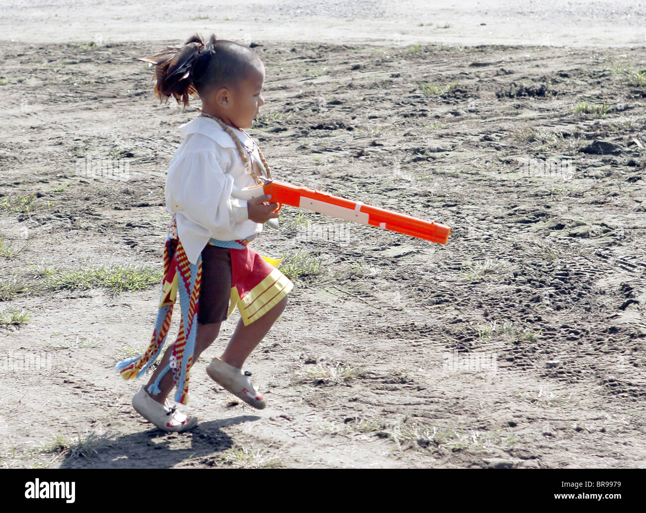 Cherokee, North Carolina - Cherokee junge spielt mit einem Spielzeug-Gewehr im Südosten Stämme Festival. Stockfoto