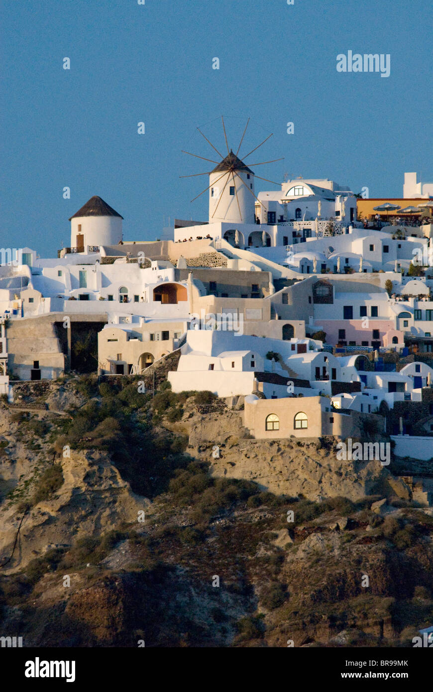 Griechenland, Kykladen, Insel Santorini (aka Thira). Typische Klippe Top Häuser bei Sonnenuntergang. Stockfoto