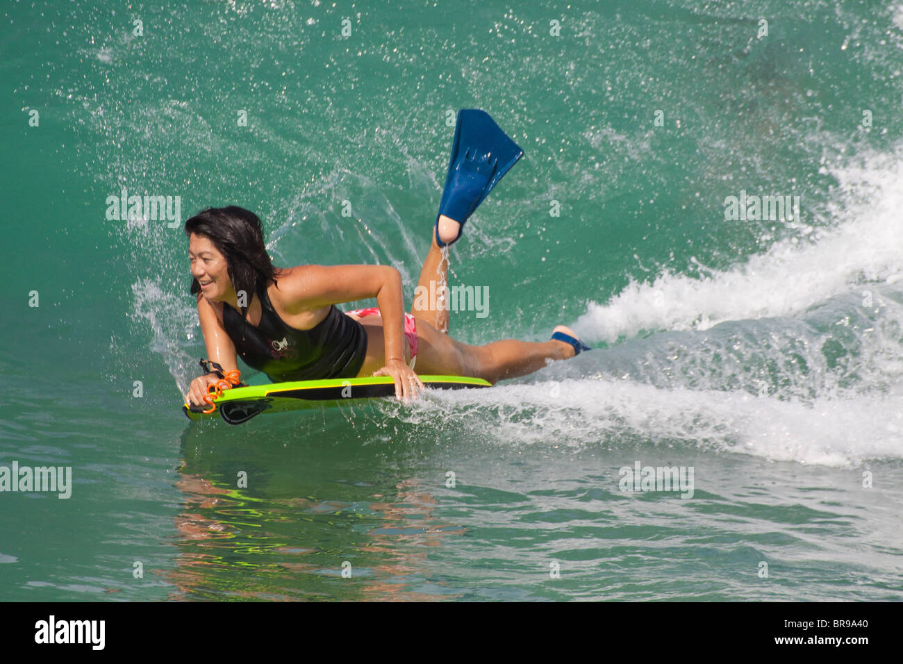 Boogie Boarder auf einer Welle aus Kapahulu Leiste-Waikiki, Oahu, USA. Stockfoto