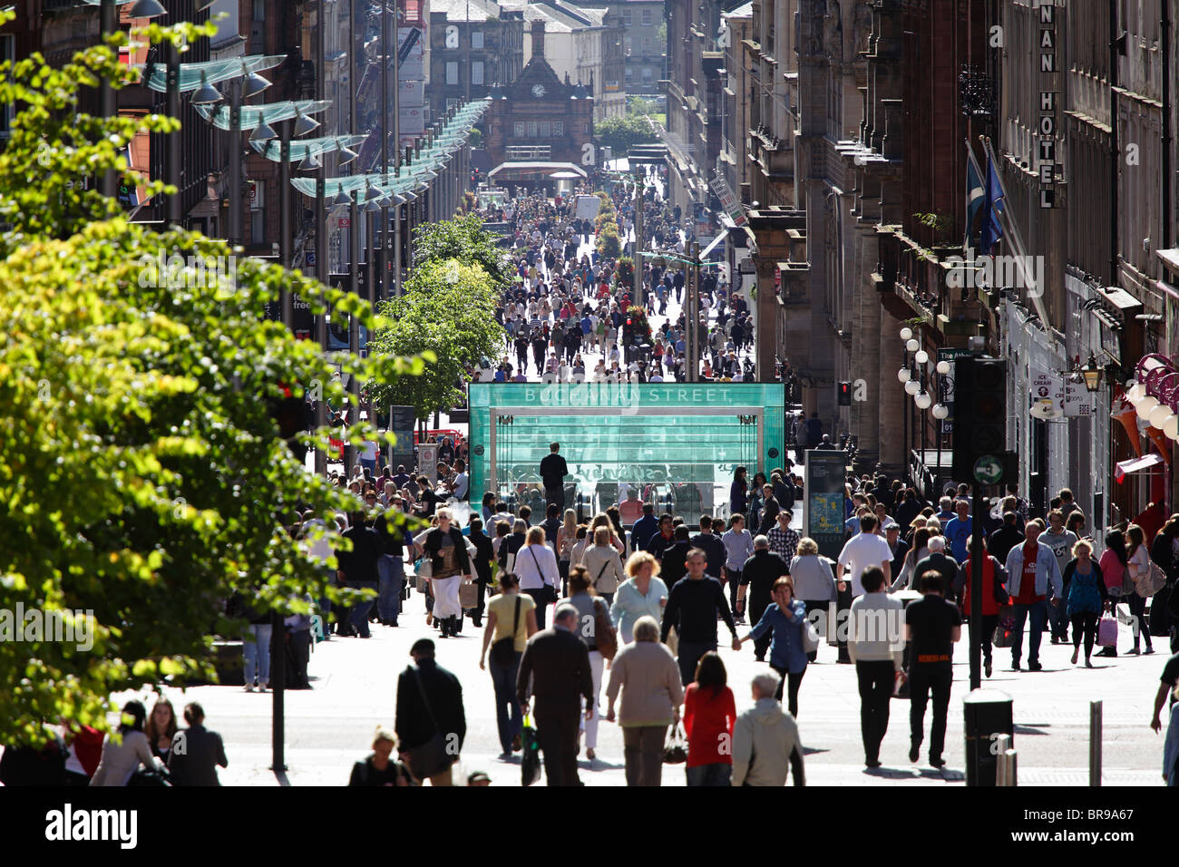 Buchanan Street, Glasgow City Centre, Menschen zu Fuß in der Sommersonne, Schottland, Großbritannien Stockfoto