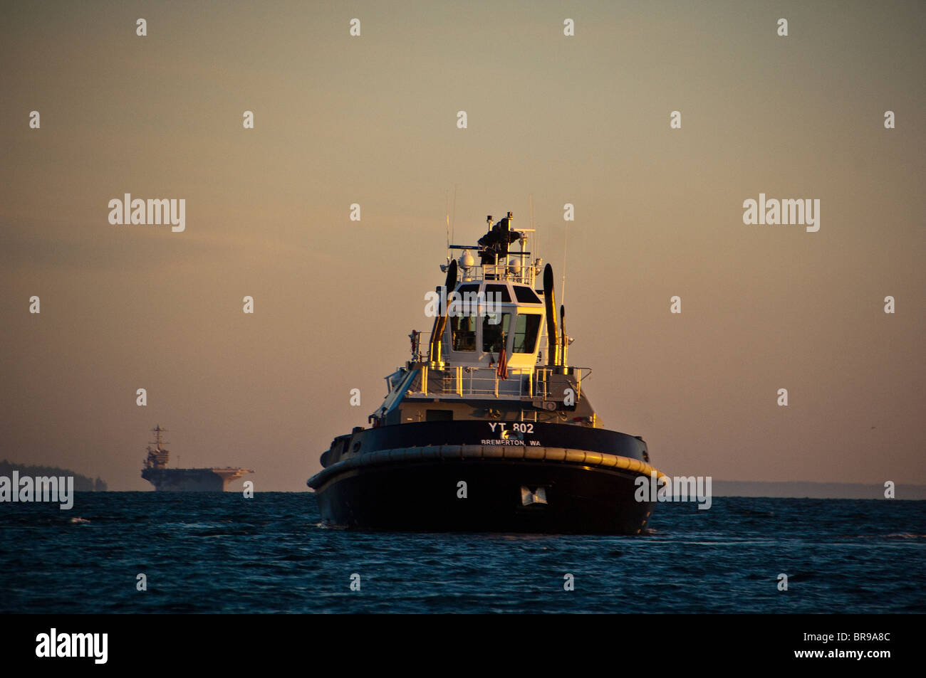 Bremerton, Puget Sound, Washington, USA. YT 802 Valiant Flugzeugträger CVN, John C. Stennis, Puget Sound Unterstützung Stockfoto