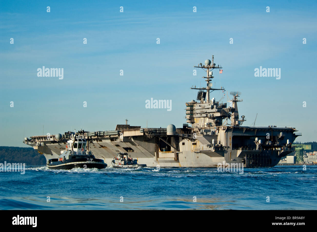 Bremerton, Puget Sound, Washington, USA. YT 802 Valiant Flugzeugträger CVN, John C. Stennis, Puget Sound Unterstützung Stockfoto