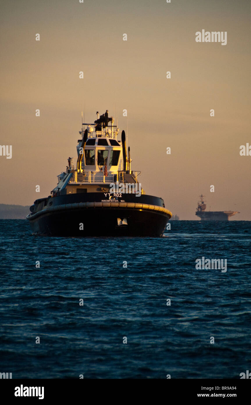 Bremerton, Puget Sound, Washington, USA. YT 802 Valiant Flugzeugträger CVN, John C. Stennis, Puget Sound Unterstützung Stockfoto