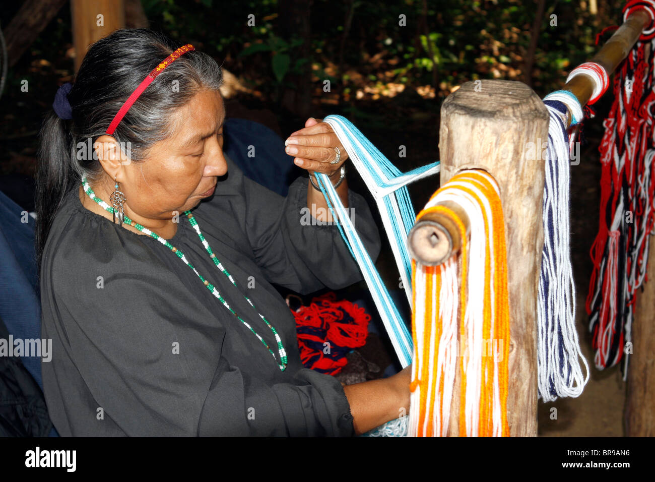 Ein Handwerker zeigt Weben im Oconaluftee Village, Cherokee, North Carolina Stockfoto