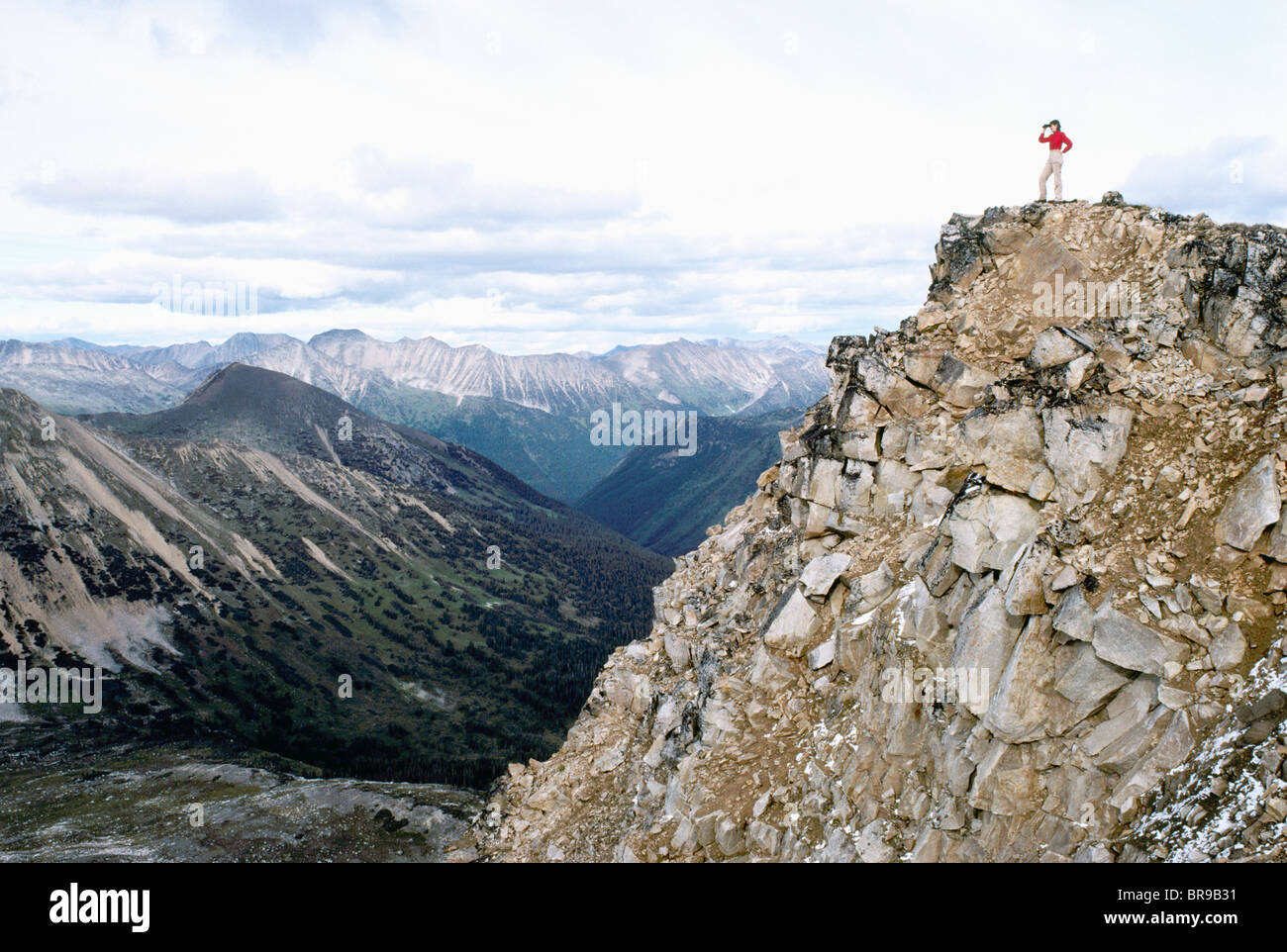 Wandern im Küstengebirge, BC, Britisch-Kolumbien, Kanada - Wanderer stehend auf Cliff Edge mit Blick auf Mountain Valley View / Vista Stockfoto