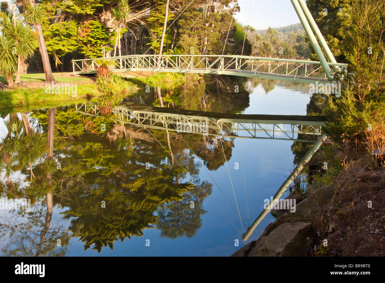 Fußgänger-Hängebrücke über den Fluss Mersey in Latrobe, nördlichen Tasmanien Stockfoto